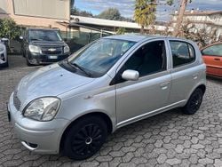 Grigio Usata 2005 Toyota Yaris Tre volumi | 2300 € (Buon prezzo)
