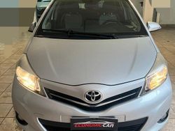 Grigio Usata 2013 Toyota Yaris Lounge Tre volumi | 6900 € (Buon prezzo)