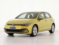 Giallo Usata 2022 VW Golf VIII Life Tre volumi | 21.900 € (Buon prezzo)