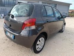 Grigio Usata 2009 Toyota Yaris Tre volumi | 4600 € (Buon prezzo)