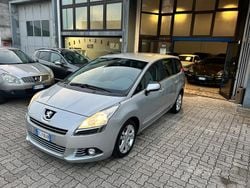 Grigio Usata 2011 Peugeot 5008 Premium Monovolume | 3990 € (Buon prezzo)