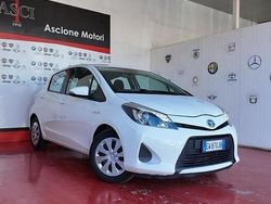Bianco Usata 2015 Toyota Yaris Hybrid Style Tre volumi | 9800 € (Buon prezzo)