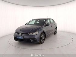 Grigio metallizzato Usata 2023 VW Polo Life Tre volumi | 17.300 € (Buon prezzo)