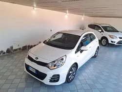 Bianco Usata 2017 Kia Rio Tre volumi | 6650 € (Super prezzo)