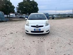 Bianco Usata 2012 Toyota Yaris Tre volumi | 5900 € (Buon prezzo)
