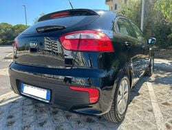 Nero Usata 2015 Kia Rio Tre volumi | 5300 € (Buon prezzo)