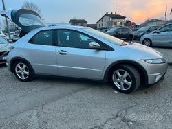 Grigio Usata 2009 Honda Civic Tre volumi | 2200 € (Buon prezzo)