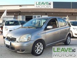 Grigio Usata 2004 Toyota Yaris Sol Tre volumi | 1600 € (Buon prezzo)