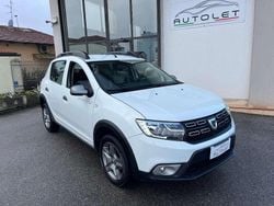 Bianco Usata 2017 Dacia Sandero Lauréate Tre volumi | 6500 € (Ottimo prezzo)