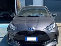 Grigio(met.) Usata 2021 Toyota Yaris Lounge Tre volumi | 18.500 €