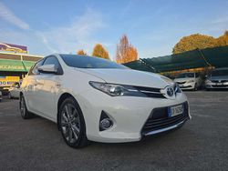 Bianco Usata 2014 Toyota Auris Hybrid Active Tre volumi | 9999 € (Buon prezzo)
