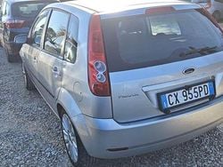 Grigio Usata 2005 Ford Fiesta Ghia Tre volumi | 2500 € (Buon prezzo)