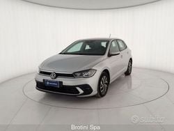 Grigio metallizzato Usata 2023 VW Polo Life Tre volumi | 16.200 € (Buon prezzo)