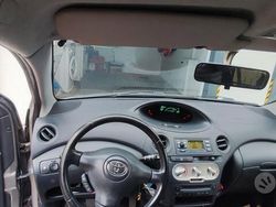 Grigio Usata 2003 Toyota Yaris Due volumi | 1500 € (Buon prezzo)