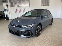Dolphin grey Nuova 2025 VW Golf VIII R-line Tre volumi | 38.800 € (Molto cara)