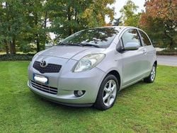 Grigio Usata 2007 Toyota Yaris Luna Tre volumi | 3700 € (Buon prezzo)