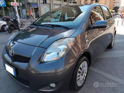 Grigio Usata 2012 Toyota Yaris Sol Tre volumi | 3800 € (Buon prezzo)