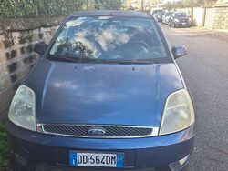 Usata 2006 Ford Fiesta Ghia Tre volumi | 800 € (Super prezzo)