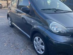Nero Usata 2011 Toyota Aygo Due volumi | 3900 € (Buon prezzo)