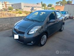 Grigio Usata 2010 Toyota Yaris Tre volumi | 3999 € (Buon prezzo)