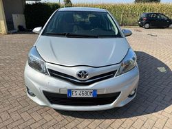 Argento Usata 2013 Toyota Yaris Lounge Tre volumi | 5190 € (Buon prezzo)