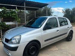 Grigio Usata 2005 Renault Clio II Tre volumi | 1249 € (Ottimo prezzo)