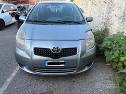 Grigio Usata 2008 Toyota Yaris Tre volumi | 2800 € (Ottimo prezzo)