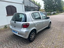 Grigio Usata 2004 Toyota Yaris Due volumi | 2000 € (Buon prezzo)