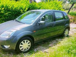 Grigio Usata 2004 Ford Fiesta Due volumi | 3000 € (Molto cara)