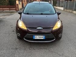 Viola Usata 2010 Ford Fiesta Tre volumi | 3800 € (Buon prezzo)