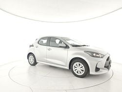 Argento Usata 2025 Toyota Yaris Hybrid Active Tre volumi | 19.500 € (Ottimo prezzo)