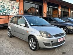 Grigio Usata 2007 Ford Fiesta Ghia Due volumi | 2300 € (Buon prezzo)