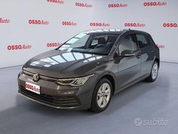 Grigio Usata 2023 VW Golf VIII Life Tre volumi | 21.900 € (Buon prezzo)