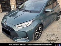 Verde Nuova 2025 Toyota Yaris Hybrid Style Tre volumi | 22.990 € (Cara)