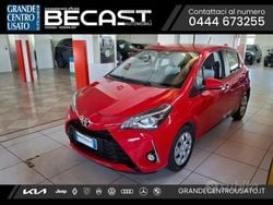 Rosso pastello Usata 2017 Toyota Yaris Active Tre volumi | 9900 € (Buon prezzo)