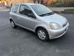 Grigio Usata 2001 Toyota Yaris Tre volumi | 1300 € (Buon prezzo)
