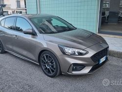 Grigio Usata 2019 Ford Focus ST-Line Tre volumi | 14.500 € (Buon prezzo)