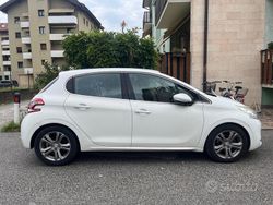 Bianco Usata 2015 Peugeot 208 Allure Due volumi | 6500 € (Buon prezzo)