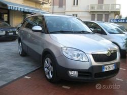 Argento metallizzato Usata 2010 Skoda Fabia Due volumi | 6500 € (Molto cara)