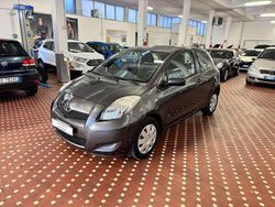 Grigio Usata 2009 Toyota Yaris Luxury Tre volumi | 3700 € (Buon prezzo)