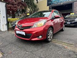 Rosso Usata 2011 Toyota Yaris Lounge Tre volumi | 5700 € (Buon prezzo)