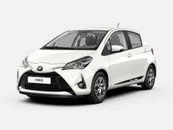 Bianco Nuova 2025 Toyota Yaris Hybrid Trend Tre volumi | 25.500 € (Molto cara)