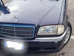 Usata 2004 Mercedes C220 Elegance Tre volumi | 3000 € (Molto cara)