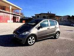 Grigio Usata 2007 Mercedes A180 Classic Tre volumi | 1990 € (Buon prezzo)