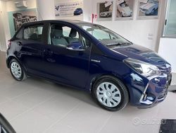 Blu/azzurro Usata 2019 Toyota Yaris Hybrid Cool Tre volumi | 12.900 € (Buon prezzo)
