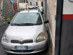 Grigio Usata 2000 Toyota Yaris Tre volumi | 1000 € (Buon prezzo)