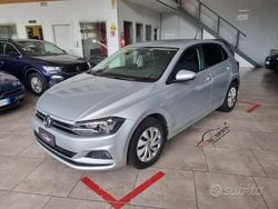 Grigio Usata 2019 VW Polo Comfortline Tre volumi | 13.790 € (Buon prezzo)