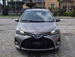 Grigio Usata 2015 Toyota Yaris Hybrid Active Due volumi | 9000 € (Buon prezzo)