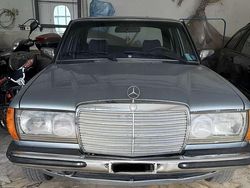 Usata 1984 Mercedes E240 Tre volumi | 10.000 €