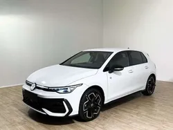 Pure white Nuova 2025 VW Golf VIII R-line Plus Tre volumi | 35.100 € (Buon prezzo)